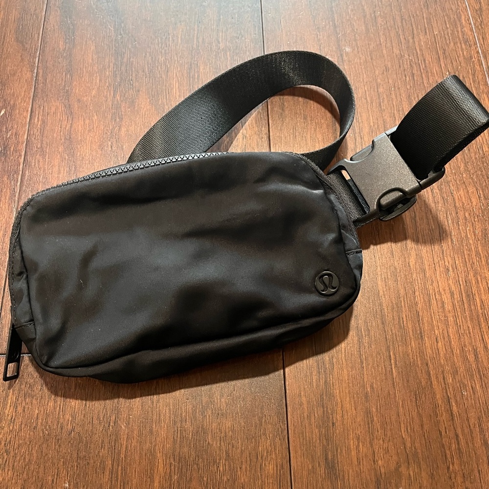 Lululemon Everywhere Belt Bag :)